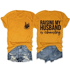 Detailansicht des ingwerfarbenen T-Shirts mit Wife Life Print und zerrissenen Denim-Shorts