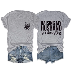 Detailansicht des grauen 'Wife Life' T-Shirts und Denim-Shorts mit Rücken-Slogan