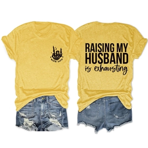 Flachgelegtes gelbes T-Shirt mit Aufdruck 'RAISING MY HUSBAND' und Jeans-Shorts