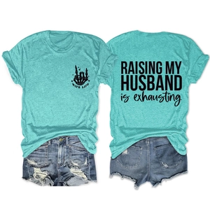 Detailansicht des T-Shirts mit Raising My Husband is Exhausting Textaufdruck