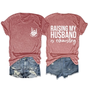 Flachgelegtes Damen-T-Shirt in Ziegelrot mit lustigem Raising My Husband Spruch-Druck