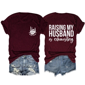 Vorder- und Rückansicht des weinroten T-Shirts mit Raising My Husband Is Exhausting Aufdruck