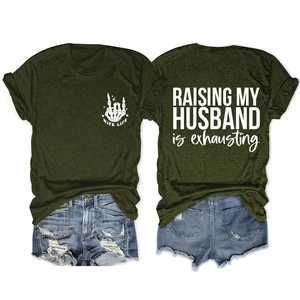 Detail des dunkelgrünen T-Shirts mit Raising My Husband is Exhausting Text auf dem Rücken