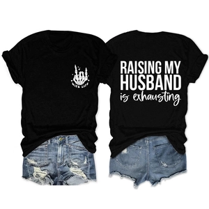 Detailansicht des Rückendrucks 'RAISING MY HUSBAND' auf dem schwarzen Baumwoll-T-Shirt