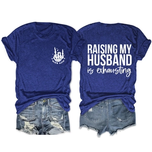 Detail des Raising My Husband Is Exhausting Slogans auf dem dunkelblauen Baumwoll-T-Shirt