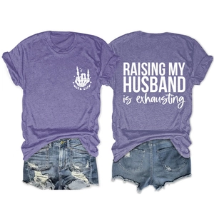Vorder- und Rückansicht des lila T-Shirts mit Raising My Husband Aufdruck und Slogan