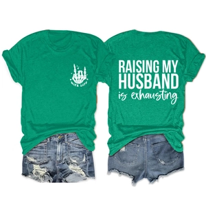 Detailansicht des grünen T-Shirts mit Wife Life und Raising My Husband Aufdruck
