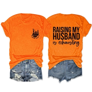 Damen Set mit orangefarbenem Spruch-T-Shirt und Jeans-Shorts in Vorder- und Rückansicht