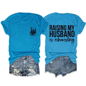 Flachbild von blauem T-Shirt mit 'Raising My Husband' Text und zerrissenen Jeans