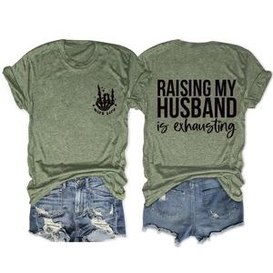Detailansicht des Baumwoll-T-Shirts mit dem Aufdruck Raising My Husband Is Exhausting