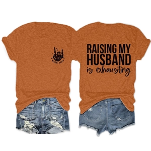 Rostrotes T-Shirt-Detail mit dem Raising My Husband Is Exhausting Slogan auf dem Rücken