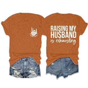 Flatlay des orangefarbenen Wife Life T-Shirts und zerrissener Jeans mit Vorder- und Rückdruck