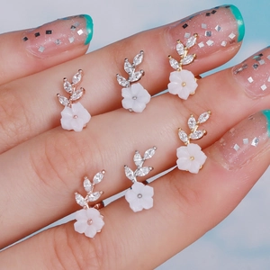 Dreifarbige Blumen-Ohrstecker aus Edelstahl mit funkelnden Zirkon-Blättern für Damen