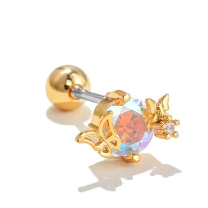Makro-Detail des goldenen Blumenohrsteckers mit schillerndem Edelstein und Schmetterling