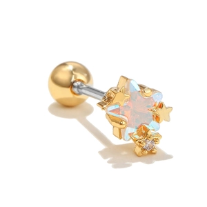 Detailaufnahme des Stern-Opal-Ohrsteckers mit goldenen Sternen und Schraubverschluss-System