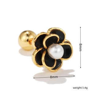 Detail van 8mm gouden bloemknop oorbellen met zwart emaille en een centrale parel