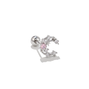 Détail du clou d'oreille lune argenté avec zircon rose et fermoir à boule vissée