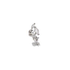 Détail de la boucle d'oreille en argent avec zircons brillants et une perle ronde