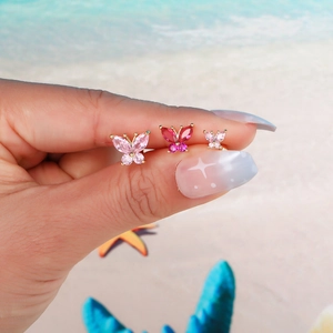 Conjunto de pendientes de mariposa en acero inoxidable dorado con circonita rosa