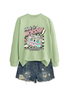 Light green crewneck sweatshirt with retro cassette print and distressed denim shorts set