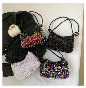 Détails à plat de sacs baguettes à paillettes scintillantes en orange, noir et blanc