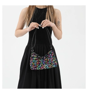 Détail des paillettes multicolores et des fines lanières en cuir du sac baguette