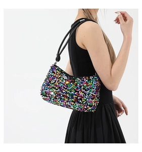Gros plan sur les paillettes multicolores du sac baguette avec effet de scintillement