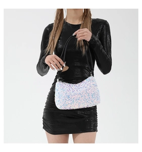 Détail du sac à bandoulière à paillettes nacrées avec bandoulière tissée noire et zip