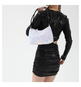 Détail du sac à bandoulière en paillettes blanches irisées avec fines anses noires