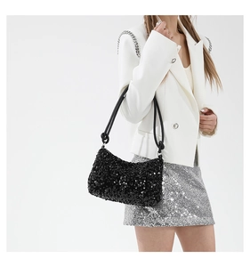 Gros plan du sac sous le bras à paillettes noires avec réflexion lumineuse haute densité