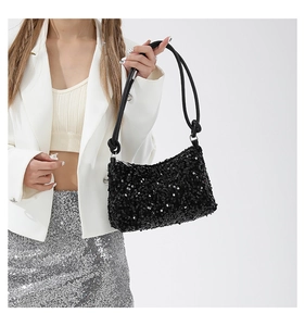 Détail d'un sac à bandoulière chic à paillettes noires avec texture scintillante
