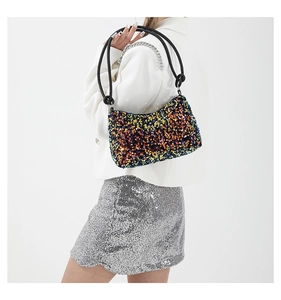 Détail des paillettes colorées et de l'anse en corde noire sur un sac à bandoulière