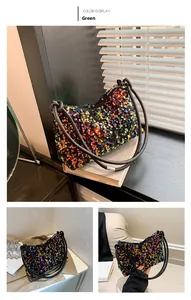Détail des paillettes colorées et des lanières en cuir vert du sac baguette chic