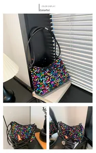 Gros plan sur les paillettes multicolores et les fines lanières en cuir du sac à bandoulière