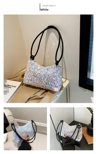 Détails des paillettes blanches irisées sur un sac sous l'aisselle avec fermeture