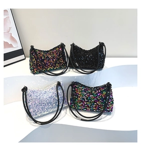 Sacs à bandoulière à paillettes en noir, blanc et couleurs sur des socles blancs