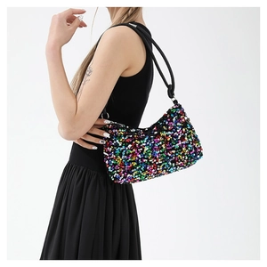 Sac baguette à paillettes colorées pour femme avec anse noire porté par un mannequin