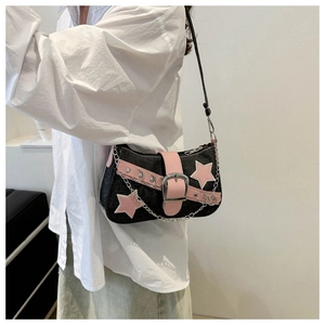 Dettaglio della borsa Y2K in denim con stelle rosa e catena argento su modella