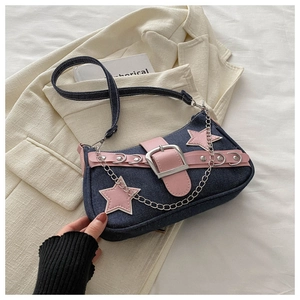 Dettaglio della borsa a spalla in denim Y2K con stelle rosa e catena metallica decorativa