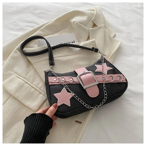 Dettaglio della borsa a spalla in denim nero con stelle in pelle rosa e fibbia argento