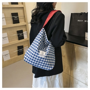 Sac seau vichy bleu et blanc avec bandoulière rouge et étiquette textile logo blanc EMIS