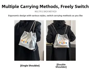 Détail du sac seau argenté montrant les options de porté épaule et à dos polyvalent