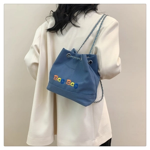 Détail du sac seau en toile bleue avec broderie Bag Bag et bandoulière chaîne