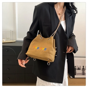 Détail du sac seau en toile camel avec broderie Bag Bag et bandoulière en chaîne