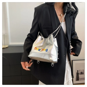 Détail du sac seau métallisé argenté avec broderie Bag Bag colorée et bandoulière
