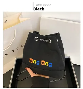 Détail du sac seau en toile noire avec broderie Bag Bag colorée et cordon en chaîne