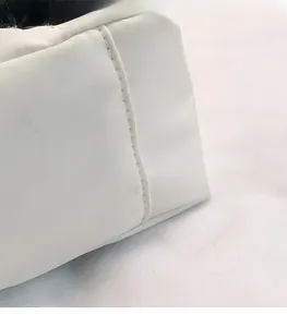 Détail du tissu en nylon blanc montrant les coutures de qualité et la texture mate