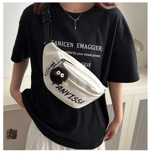 Detail van gebroken witte Oxford crossbodytas met merklogo en pluchen zwarte bedel