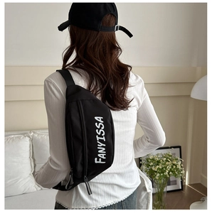 Detailweergave van de FANYISSA crossbodytas op de rug van waterdicht nylon materiaal