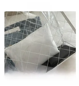 Détail du cabas en PVC transparent avec motif matelassé et pochette intérieure
